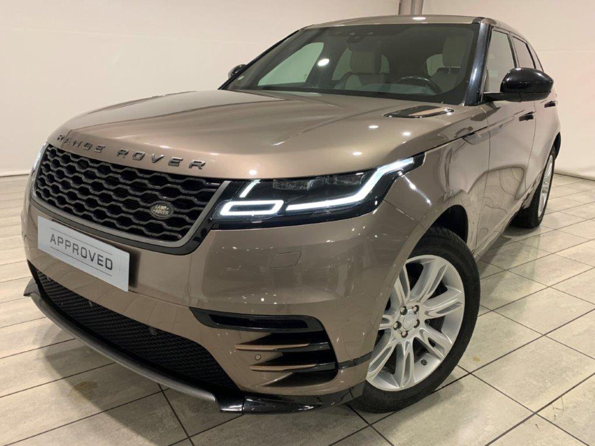 Land Rover Range Rover Velar 2.0D I4 240 CV R-Dynamic S  del 2019 usata a Agliana