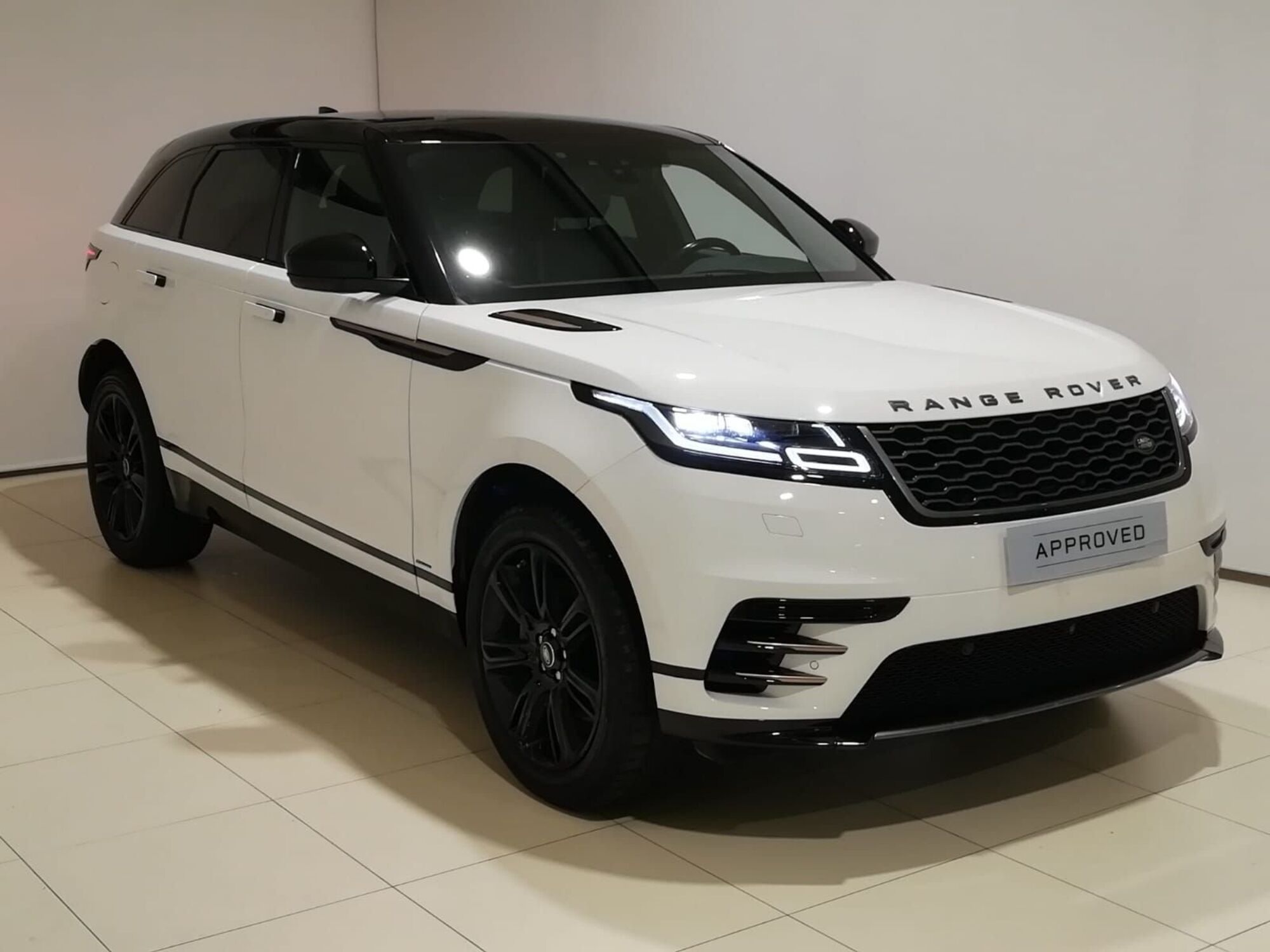 Land Rover Range Rover Velar 2.0D I4 240 CV R-Dynamic S  del 2020 usata a Agliana