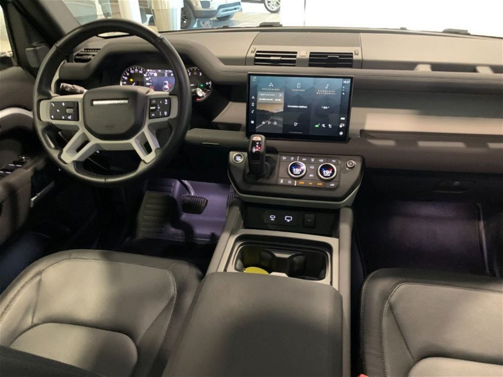 Land Rover Defender 110 3.0D I6 250 CV AWD Auto X-Dynamic S  del 2022 usata a Agliana (4)