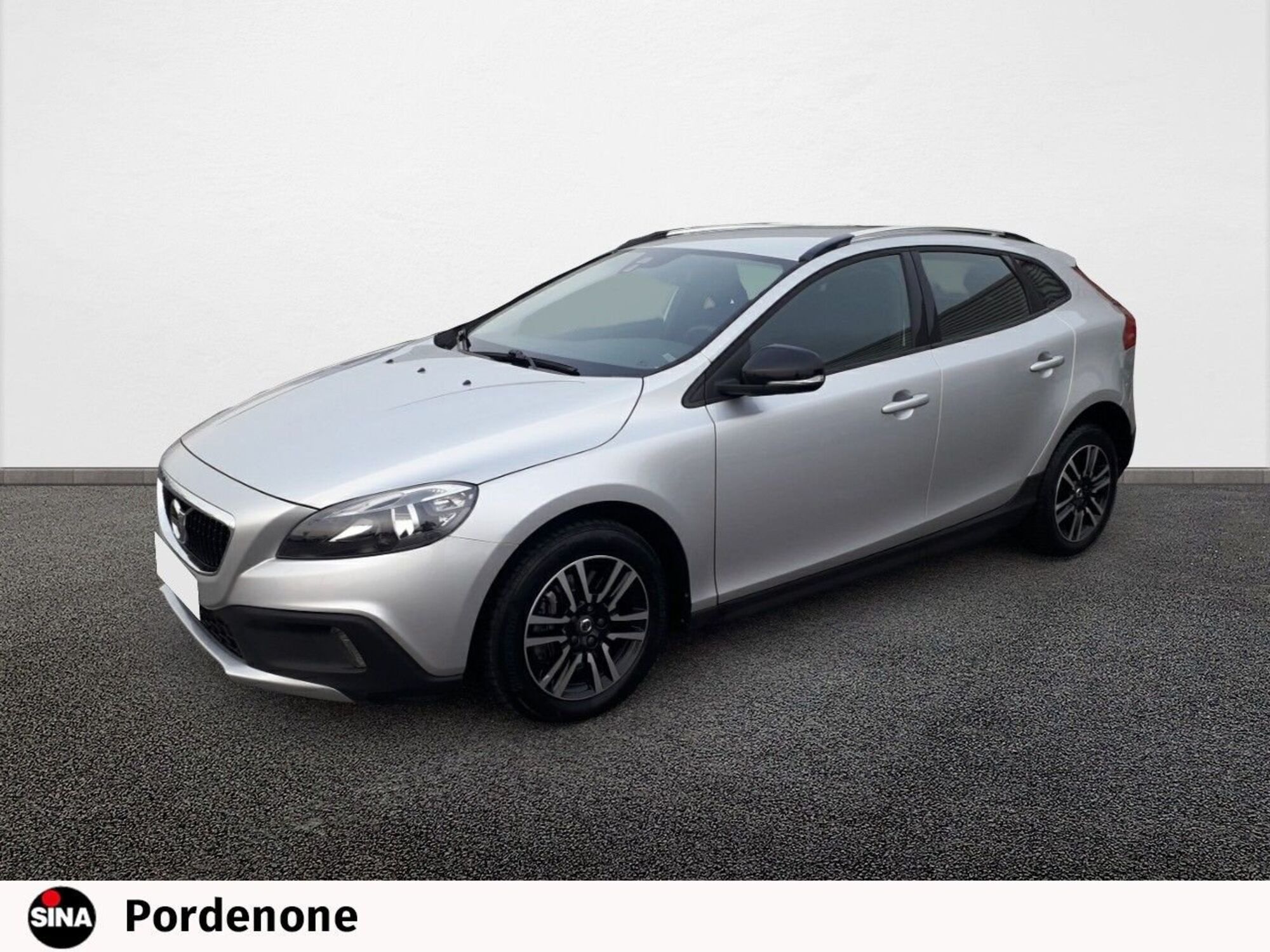 Volvo V40 Cross Country D2  del 2017 usata a Pordenone