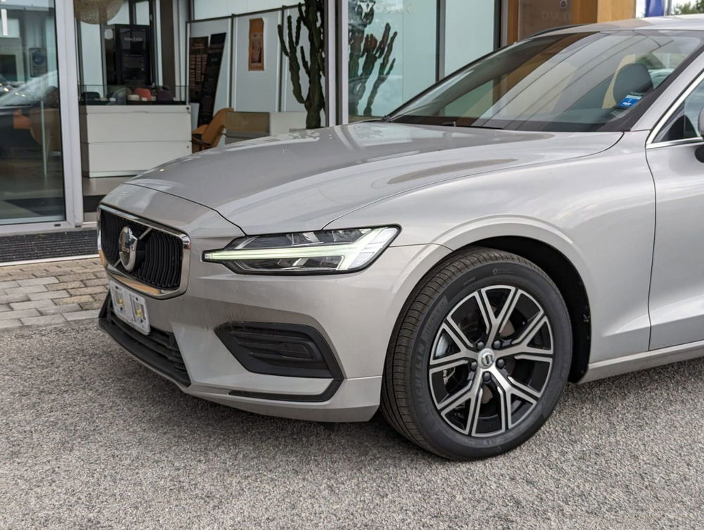 Volvo V60 B4 automatico Core  nuova a Pescara (2)