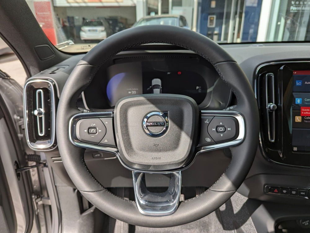 Volvo XC40 nuova a Pescara (14)