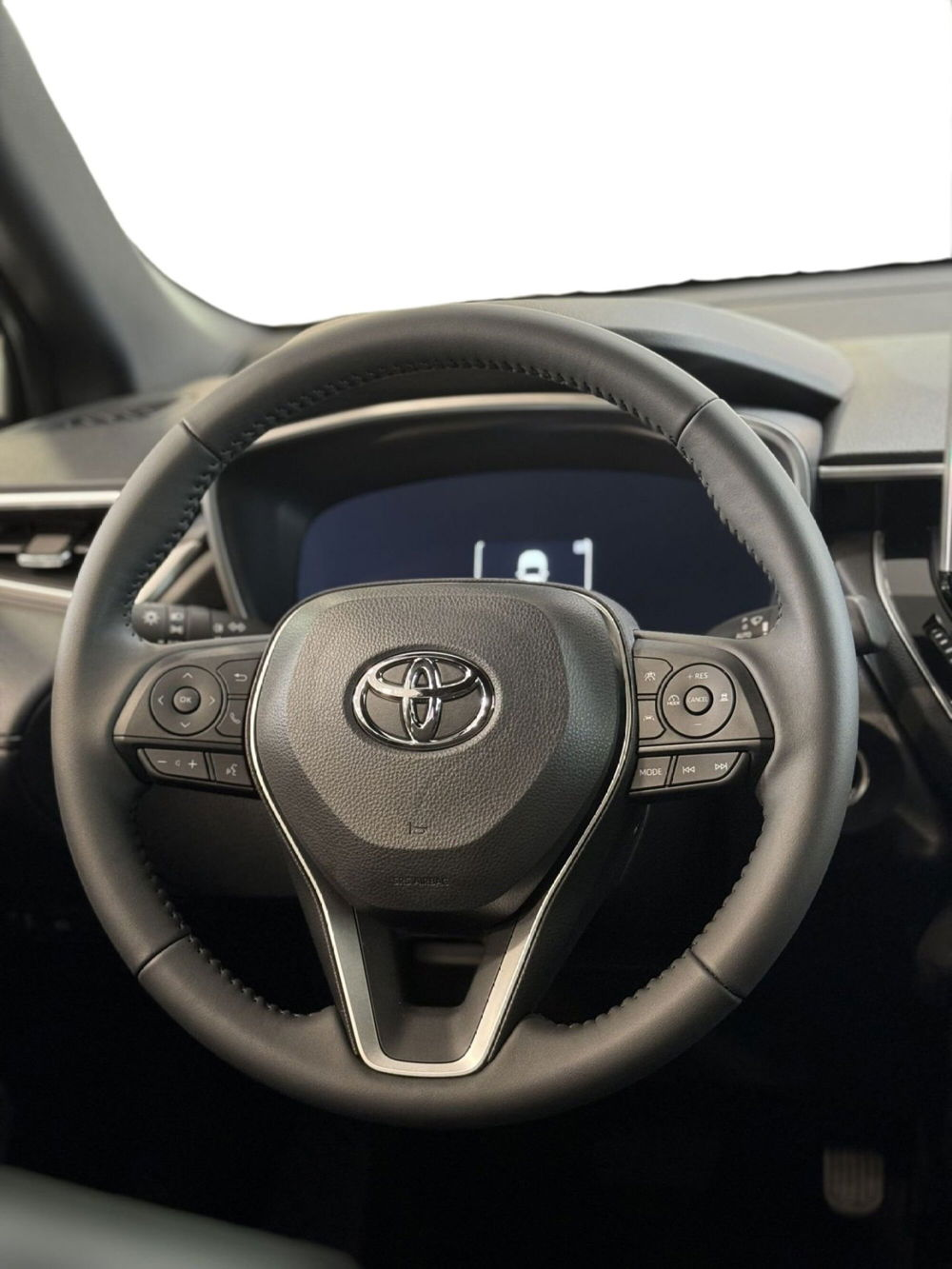 Toyota Corolla Cross Hybrid nuova a Lecco (7)