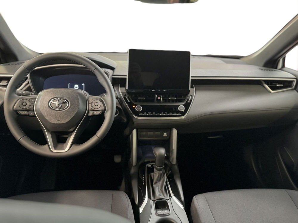 Toyota Corolla Cross Hybrid nuova a Lecco (8)