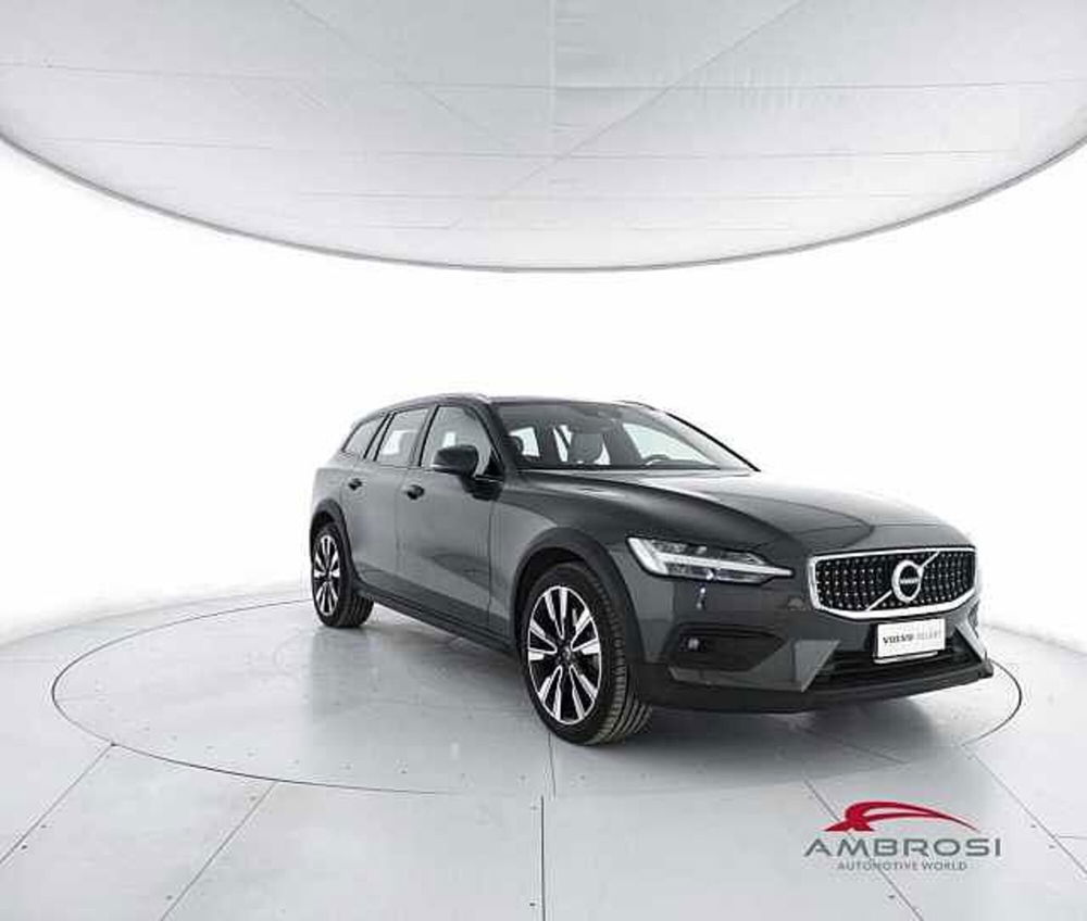 Volvo V60 Cross Country D4 AWD Geartronic Pro  del 2019 usata a Viterbo (2)