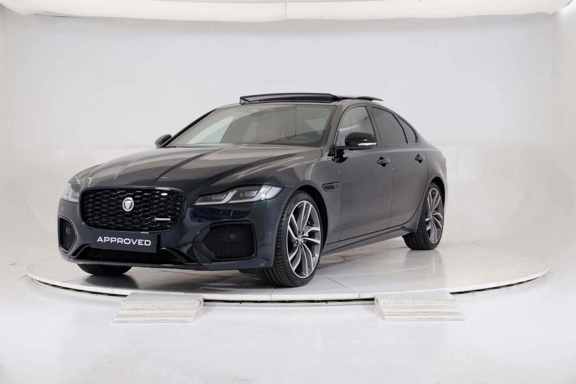 Jaguar XF 2.0 D 204 CV aut. R-Dynamic SE  nuova a Torino