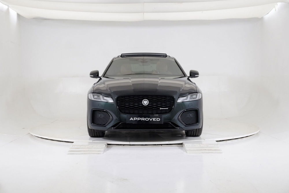 Jaguar XF 2.0 D 204 CV aut. R-Dynamic SE  nuova a Torino (2)