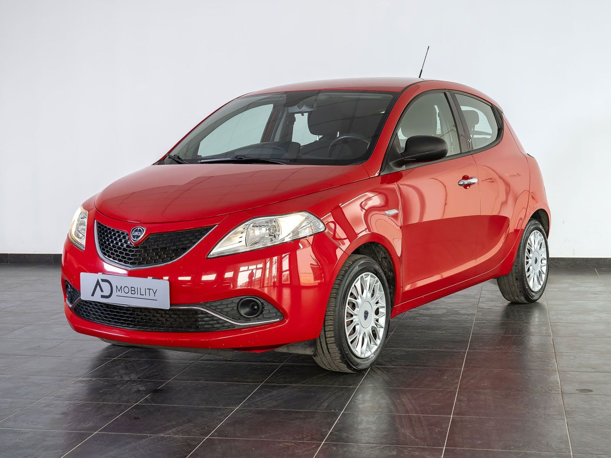 Lancia Ypsilon 1.2 69 CV 5 porte Silver  del 2016 usata a San Severo