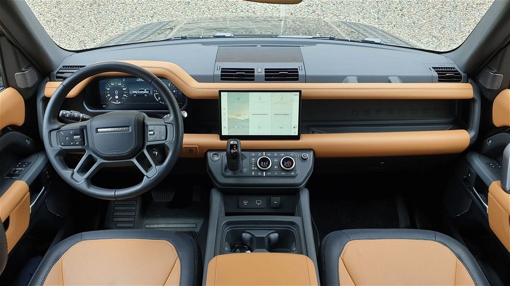 Land Rover Defender 90 3.0D I6 250 CV AWD Auto X-Dynamic S  del 2023 usata a Bergamo (4)