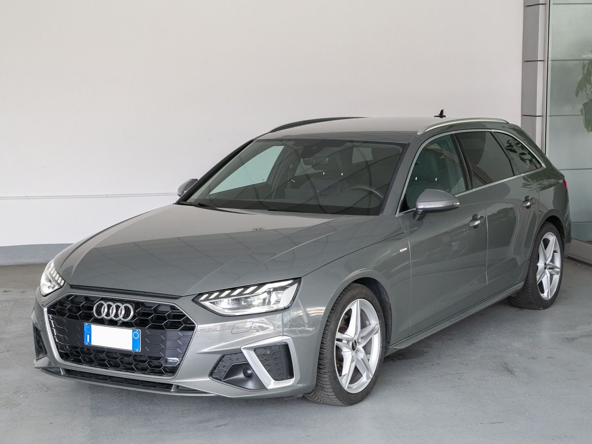 Audi A4 Avant 35 TDI/163 CV S tronic S line edition  del 2022 usata a Catania