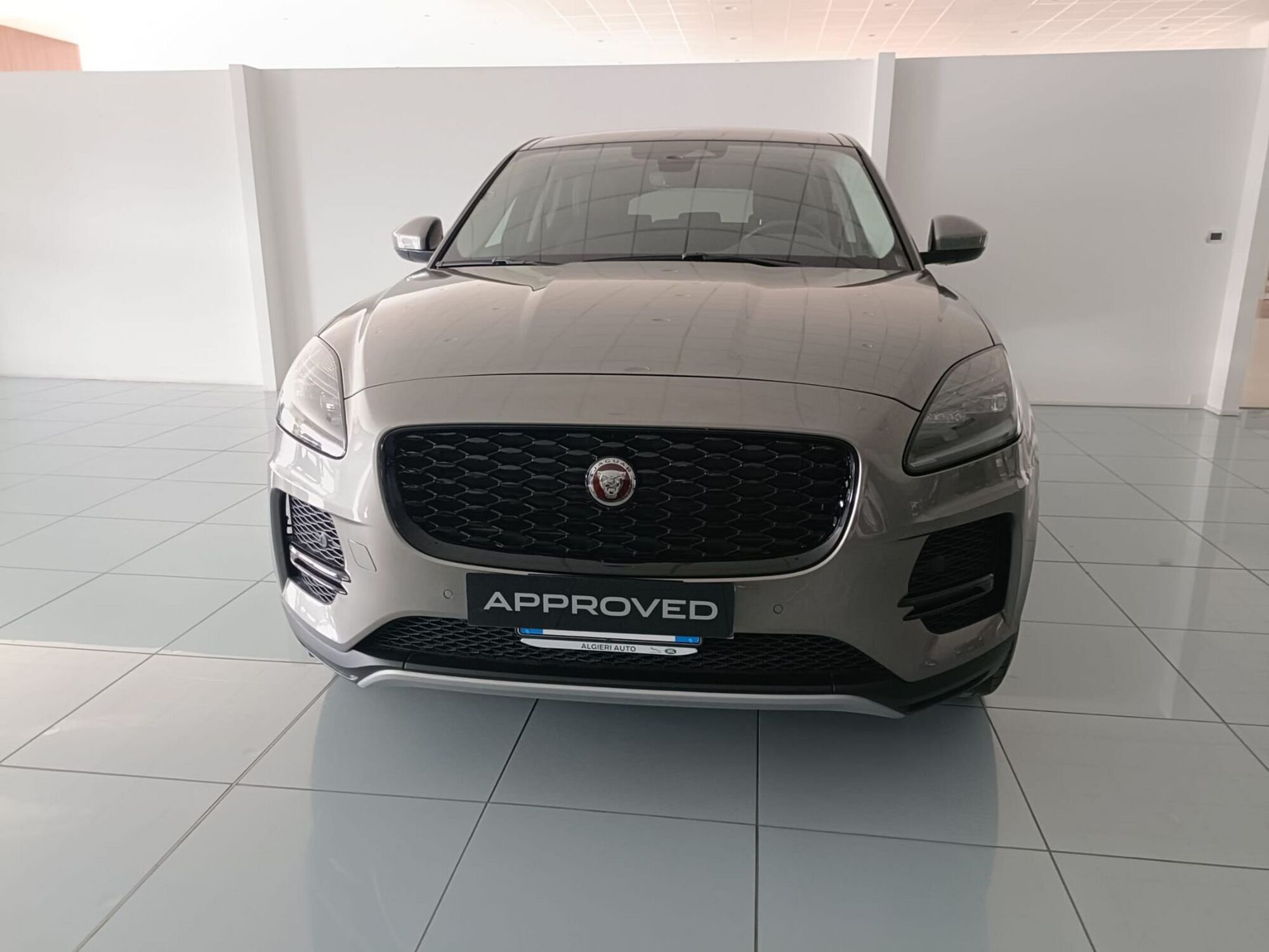 Jaguar E-Pace 2.0d i4 mhev R-Dynamic S awd 163cv auto del 2021 usata a Rende