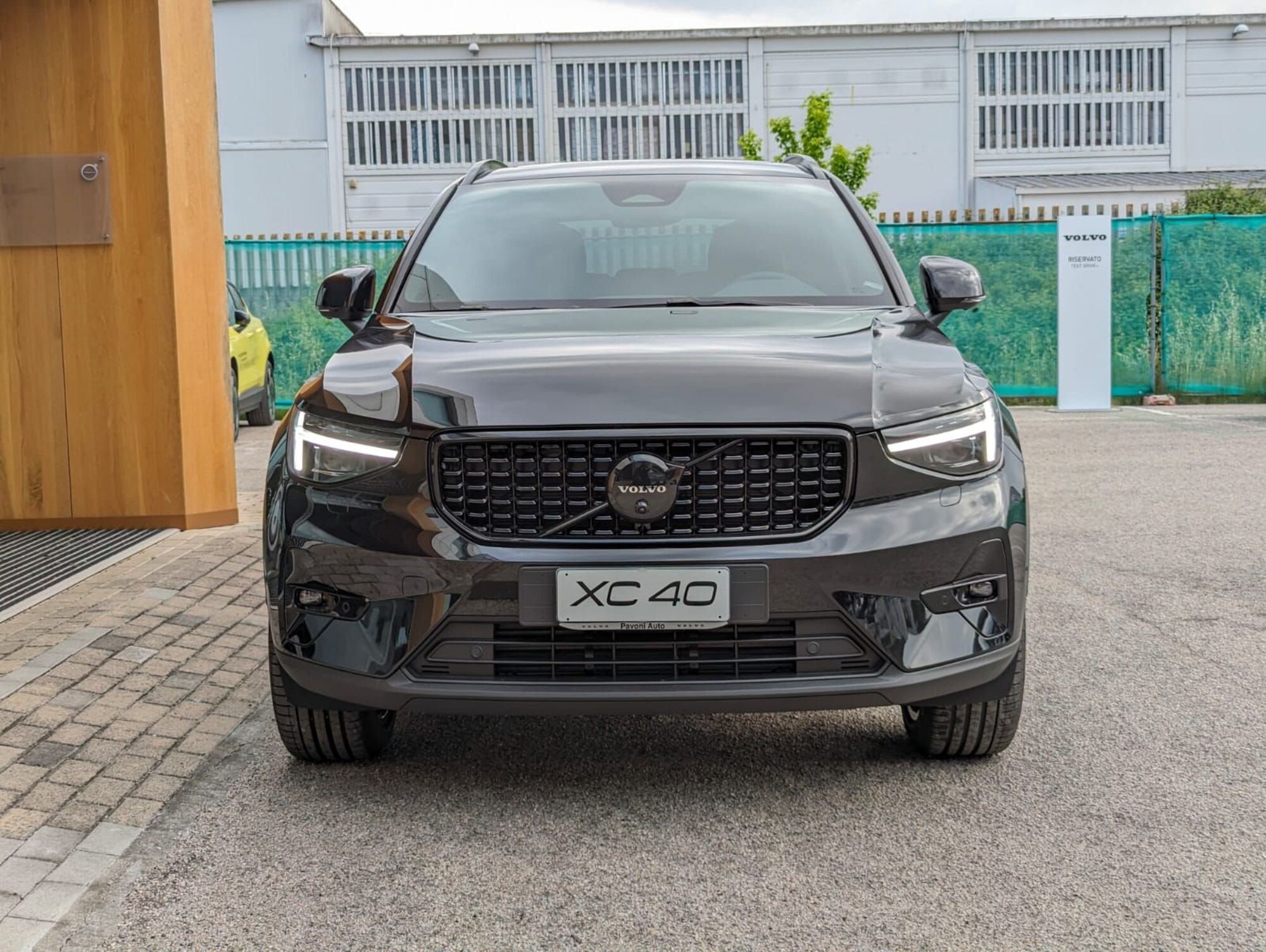 Volvo XC40 2.0 b3 Ultra Black Edition auto nuova a Pescara