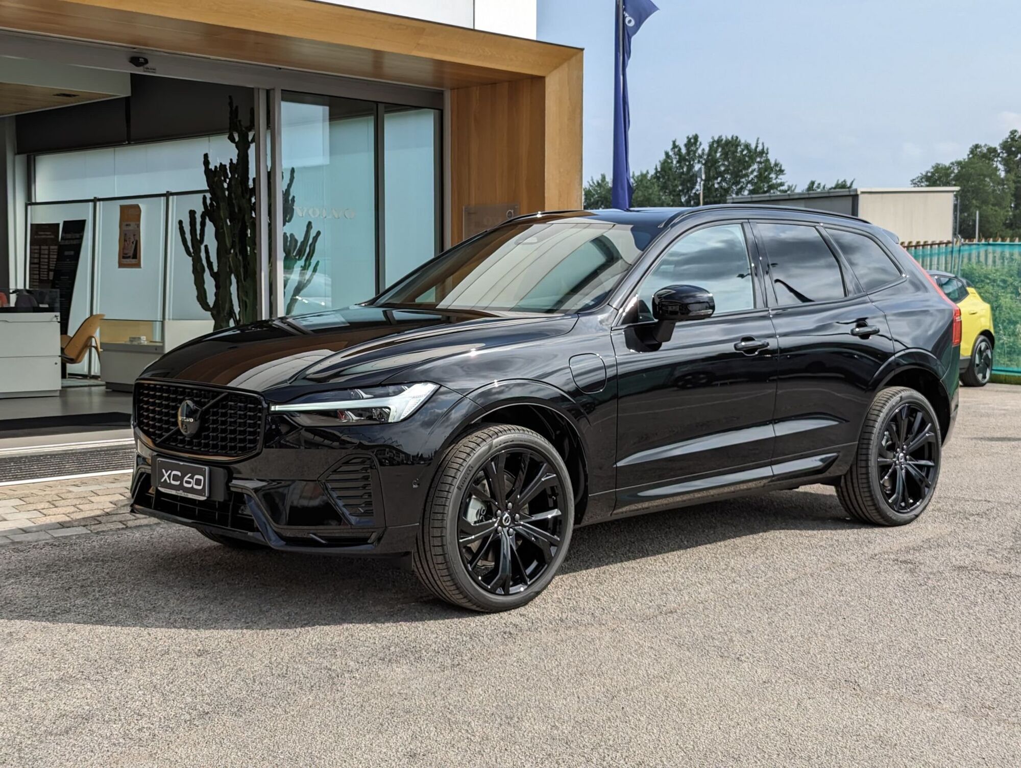 Volvo XC60 T6 Recharge AWD Plug-in Hybrid automatico Plus Bright nuova a Pescara