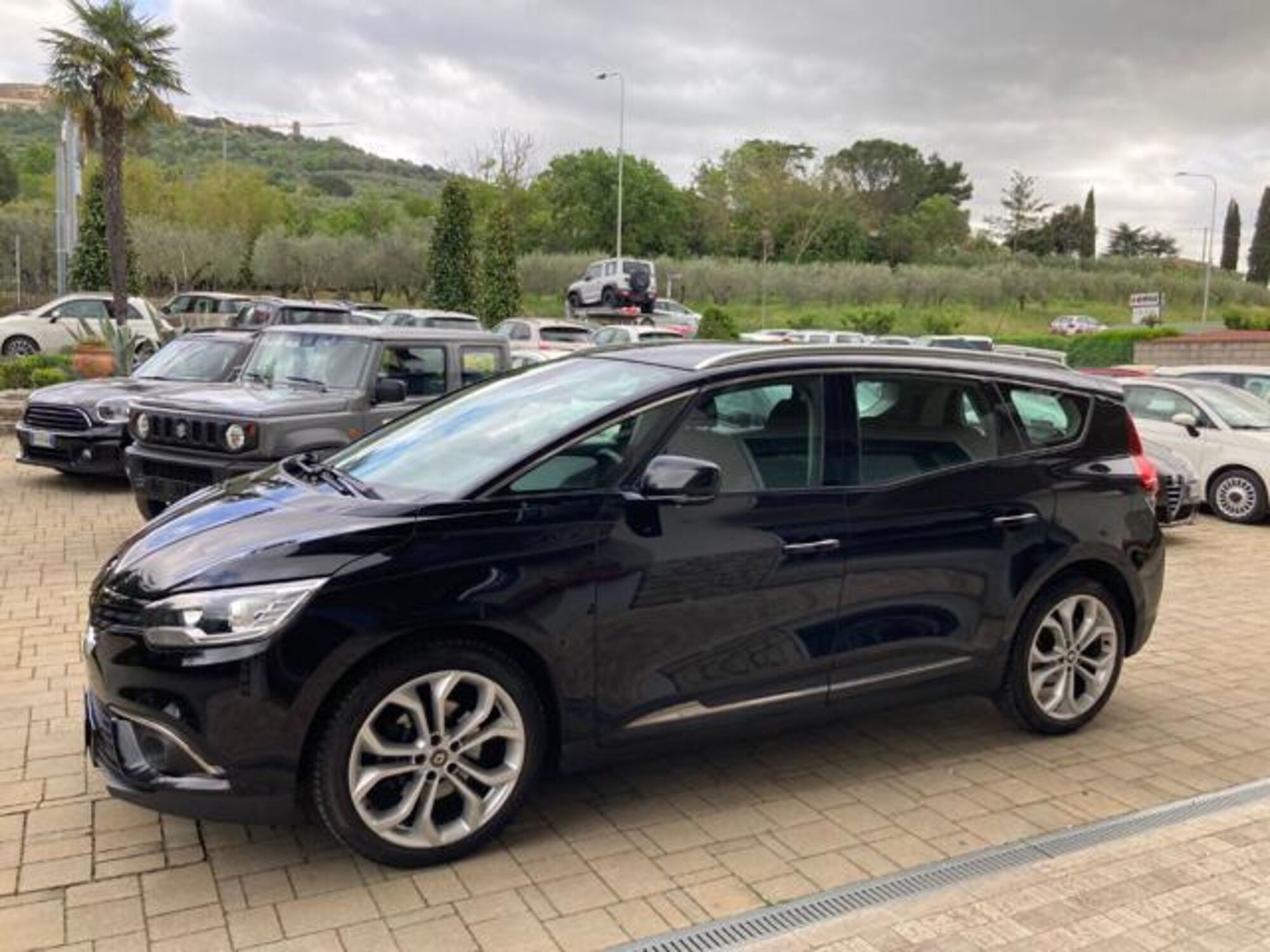 Renault Grand Sc&eacute;nic 1.7 blue dci Initiale Paris 120cv del 2018 usata a Cortona