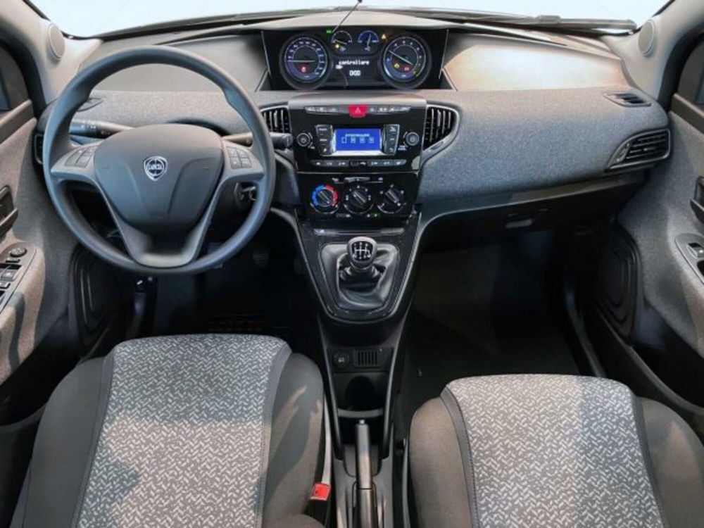 Lancia Ypsilon nuova a Sondrio (13)