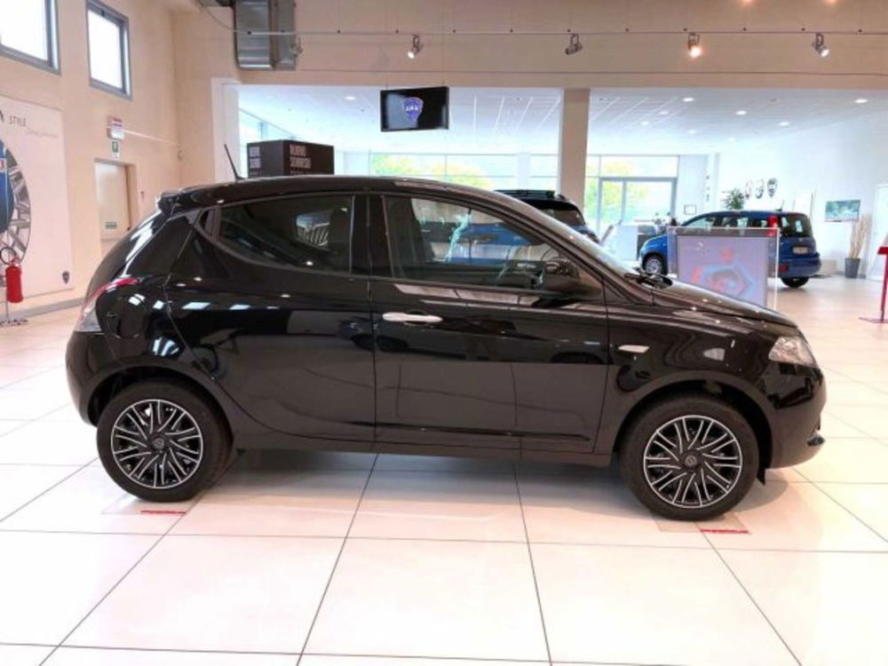 Lancia Ypsilon nuova a Sondrio (6)