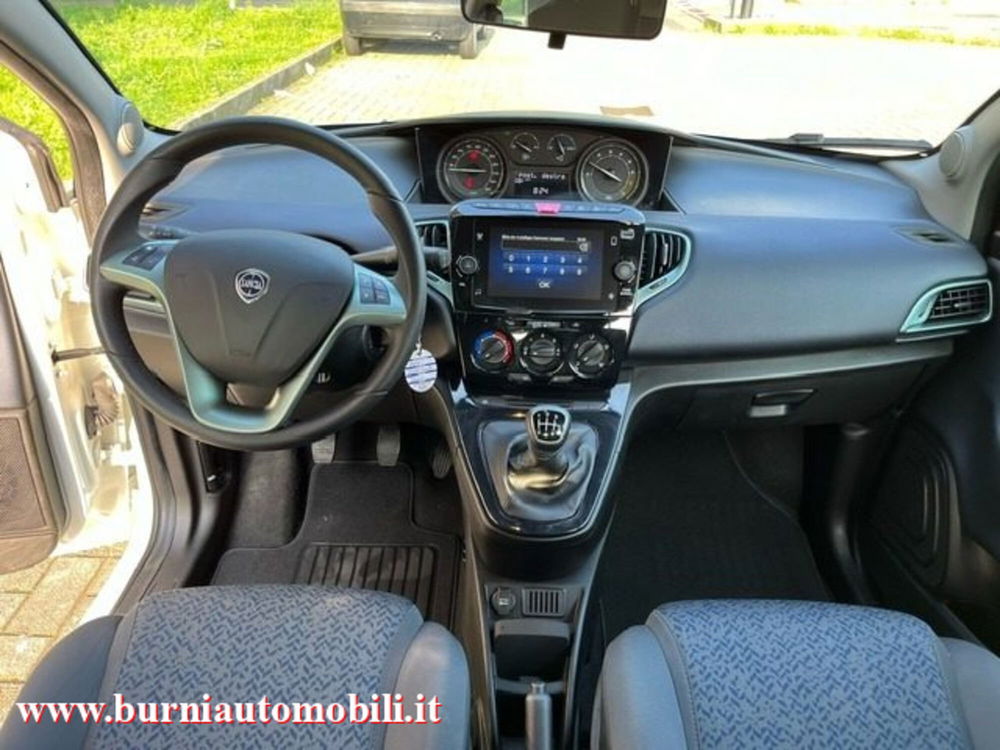 Lancia Ypsilon usata a Milano (16)