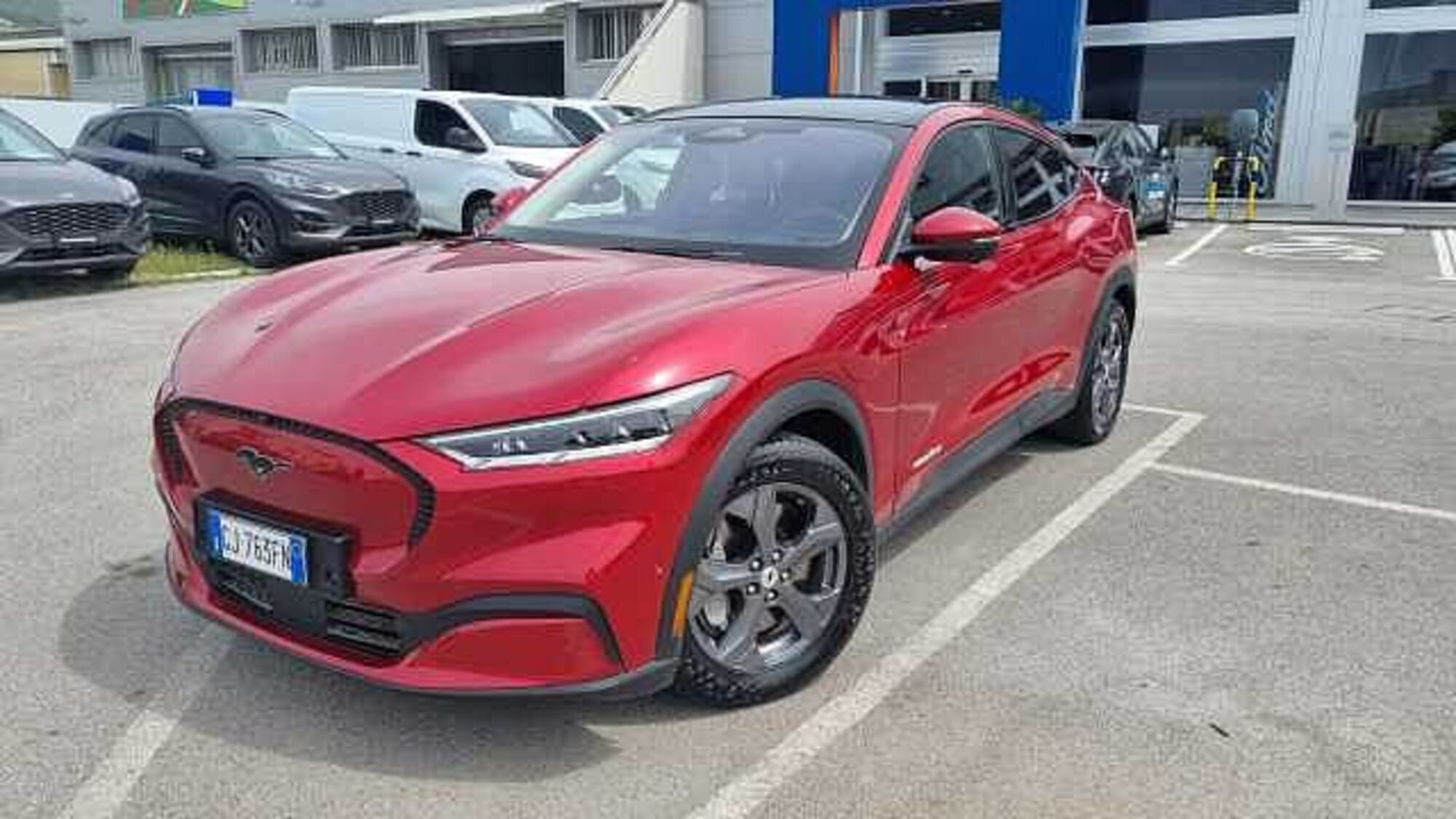 Ford Mustang Mach-E standard range Premium awd 330cv auto del 2022 usata a Salerno