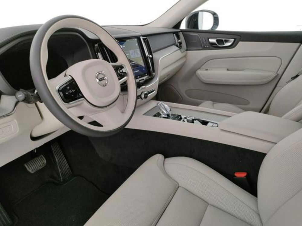 Volvo XC60 nuova a Modena (10)