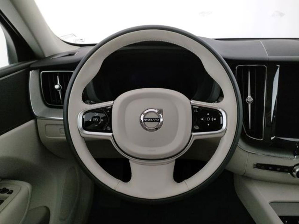 Volvo XC60 nuova a Modena (12)