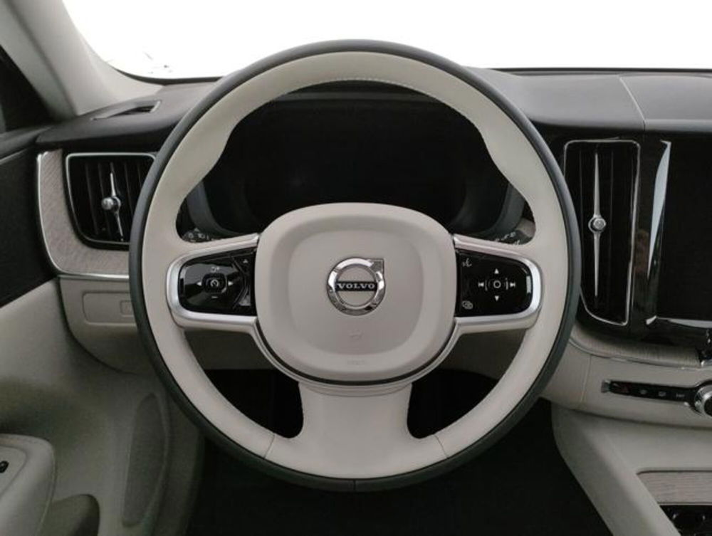 Volvo XC60 nuova a Modena (12)