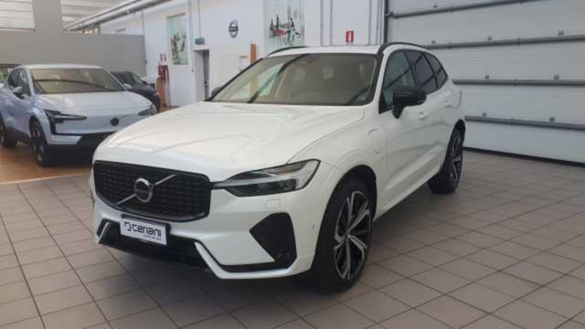 Volvo XC60 T6 Recharge AWD Plug-in Hybrid aut. Ultimate Dark nuova a Legnano