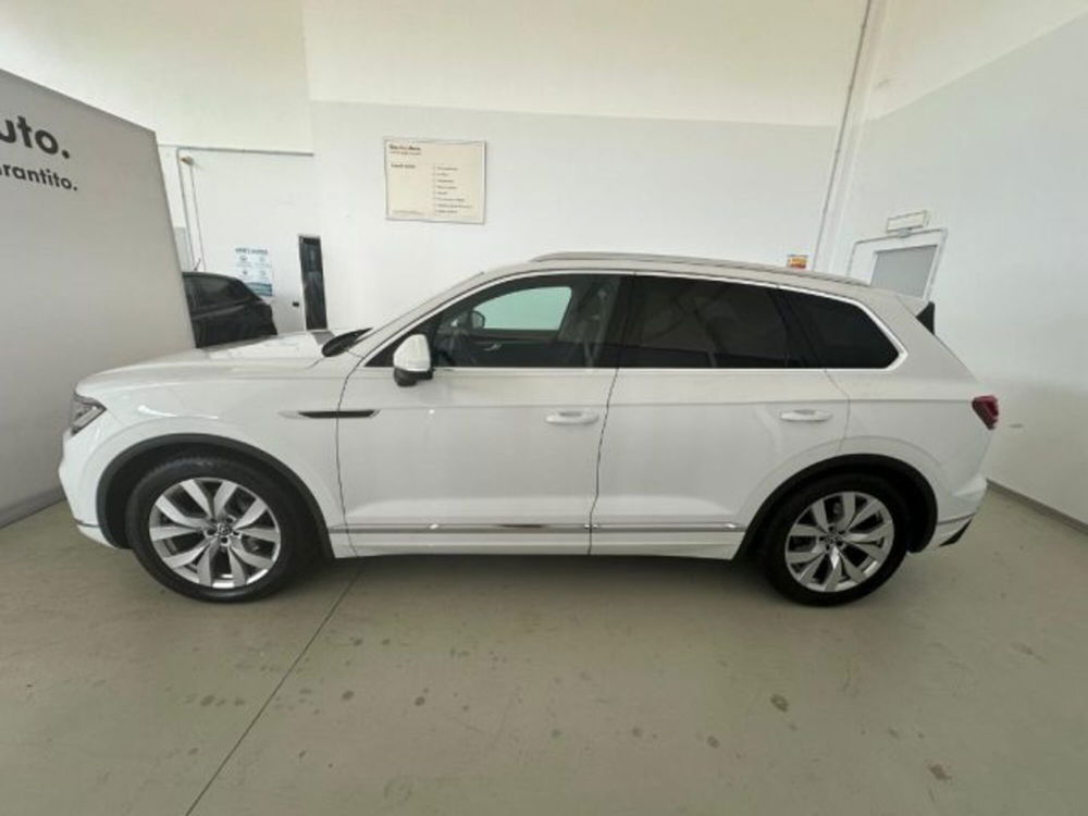 Volkswagen Touareg 3.0 V6 TDI SCR Elegance  del 2021 usata a Alba (4)