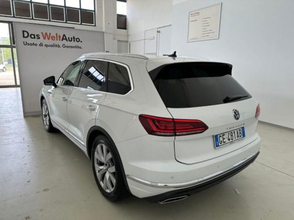 Volkswagen Touareg 3.0 V6 TDI SCR Elegance  del 2021 usata a Alba (5)