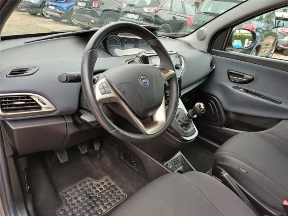 Lancia Ypsilon usata a Bari (10)