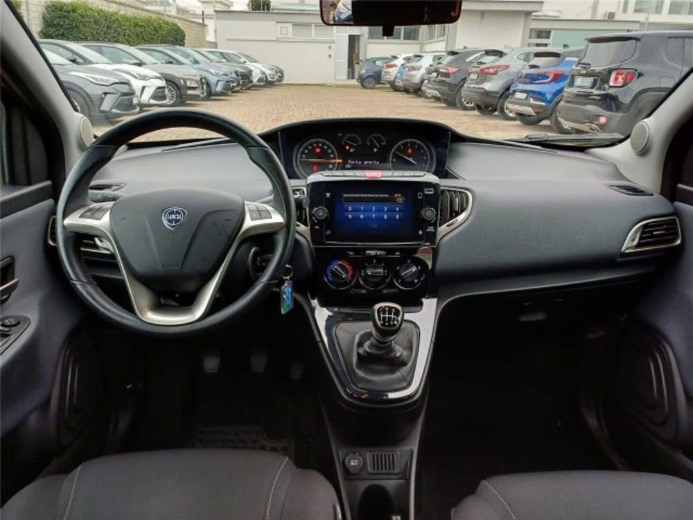 Lancia Ypsilon usata a Bari (14)