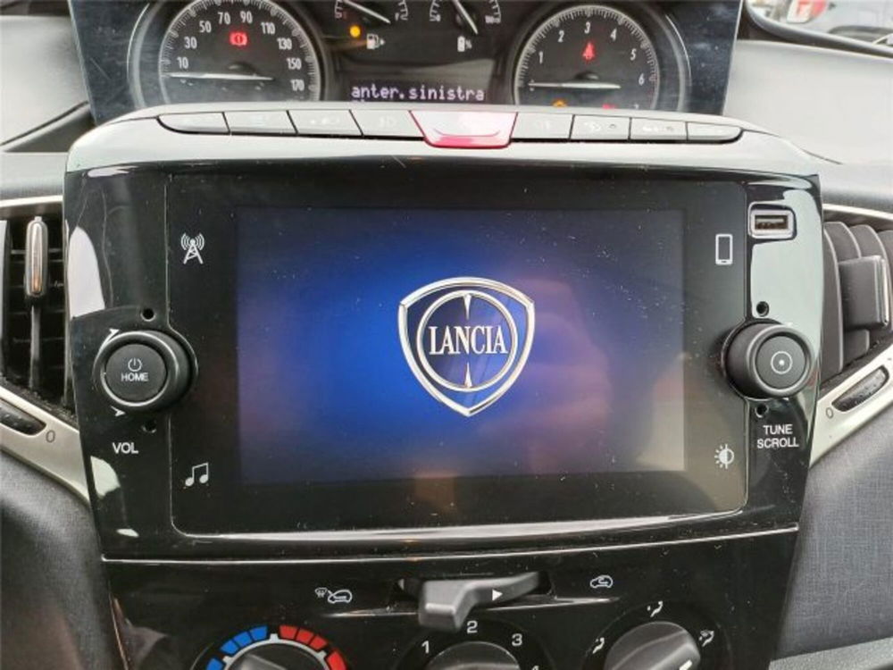 Lancia Ypsilon usata a Bari (17)