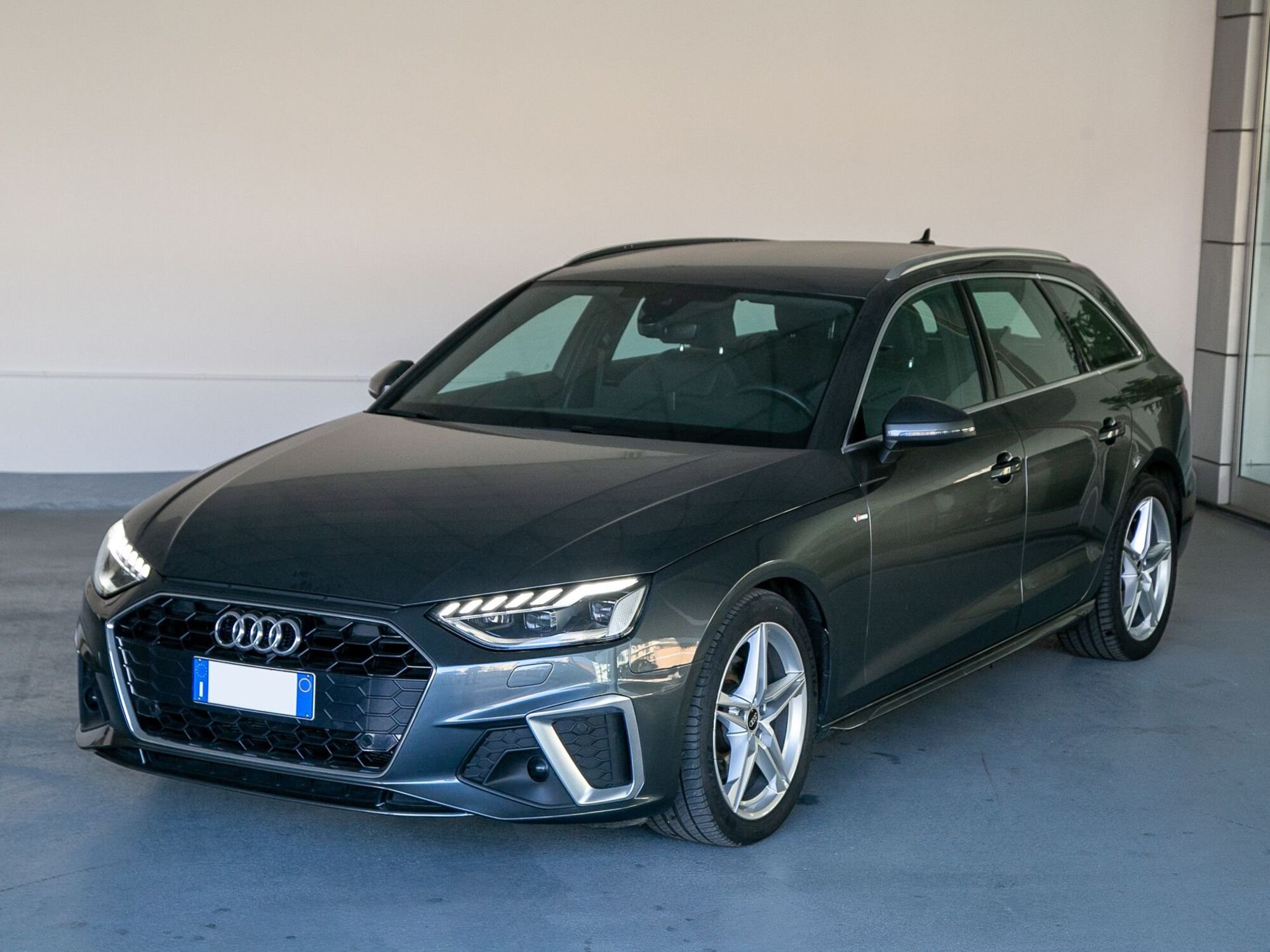 Audi A4 Avant 35 TDI/163 CV S tronic S line edition  del 2021 usata a Catania