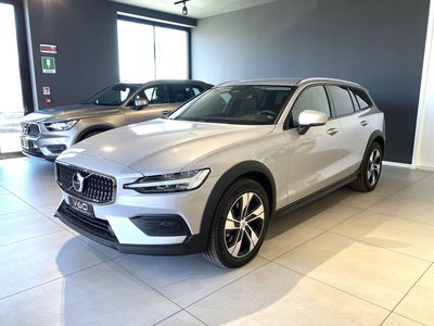 Volvo V60 Cross Country 2.0 b4 Core awd auto nuova a Bari