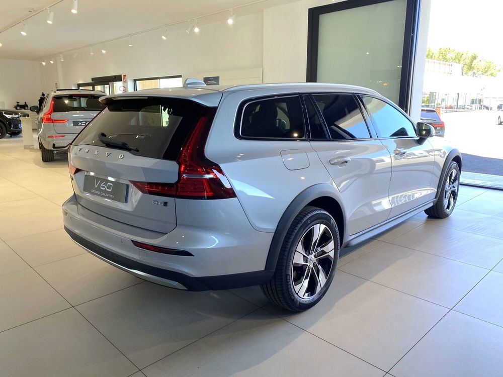 Volvo V60 Cross Country nuova a Bari (2)