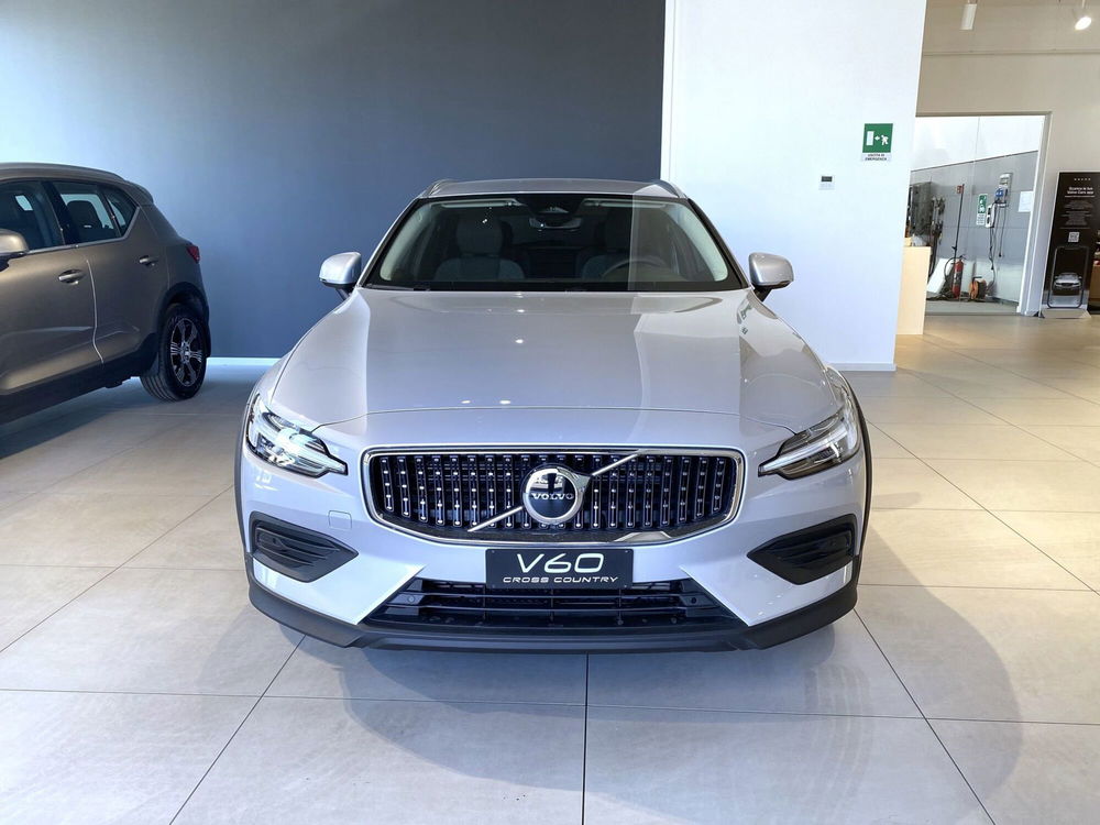 Volvo V60 Cross Country nuova a Bari (3)