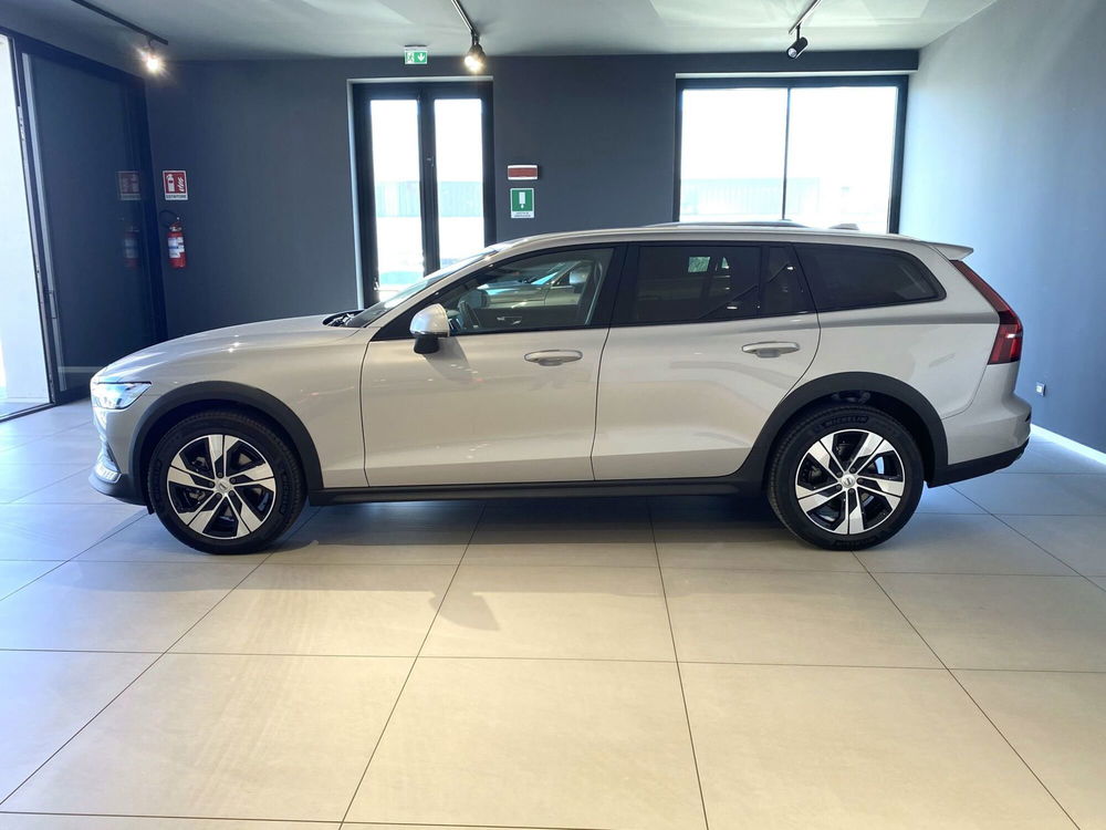 Volvo V60 Cross Country nuova a Bari (5)