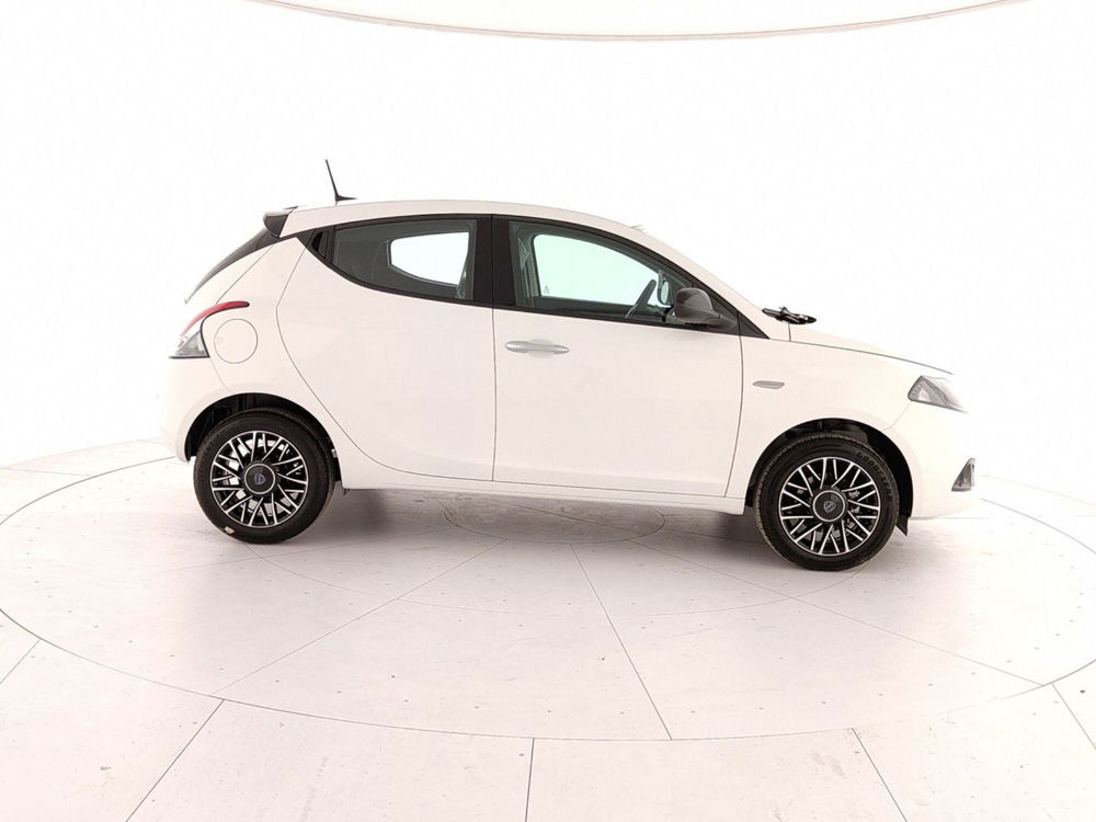 Lancia Ypsilon nuova a Caserta (7)