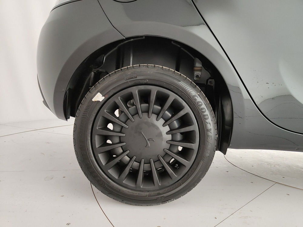 Lancia Ypsilon nuova a Caserta (9)