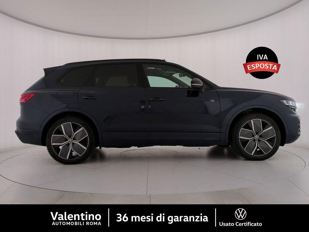 Volkswagen Touareg 3.0 V6 TSI eHybrid 462 CV R  del 2023 usata a Roma (2)