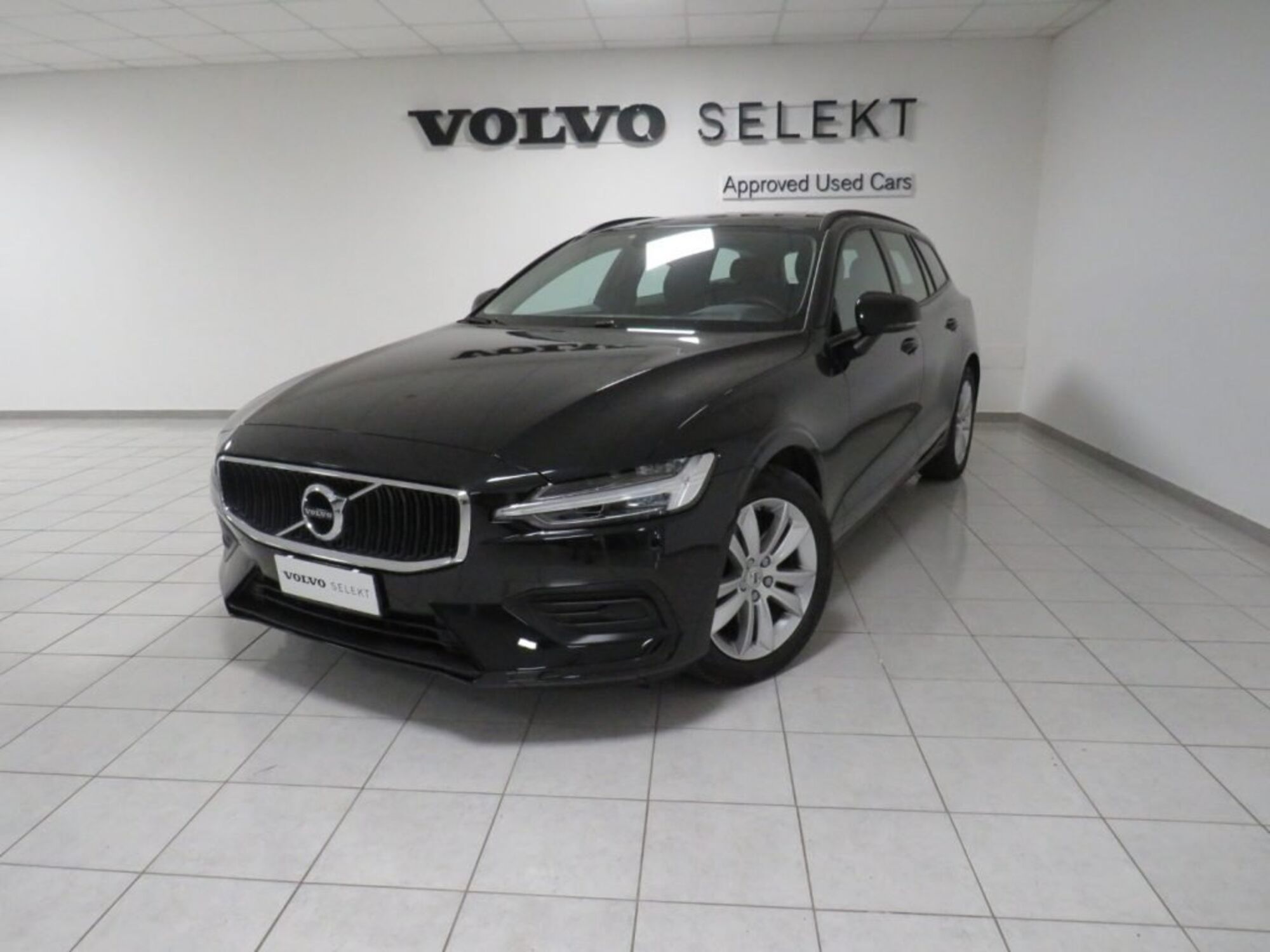 Volvo V60 B4 (d) Geartronic Momentum Business Pro  del 2021 usata a Lurate Caccivio