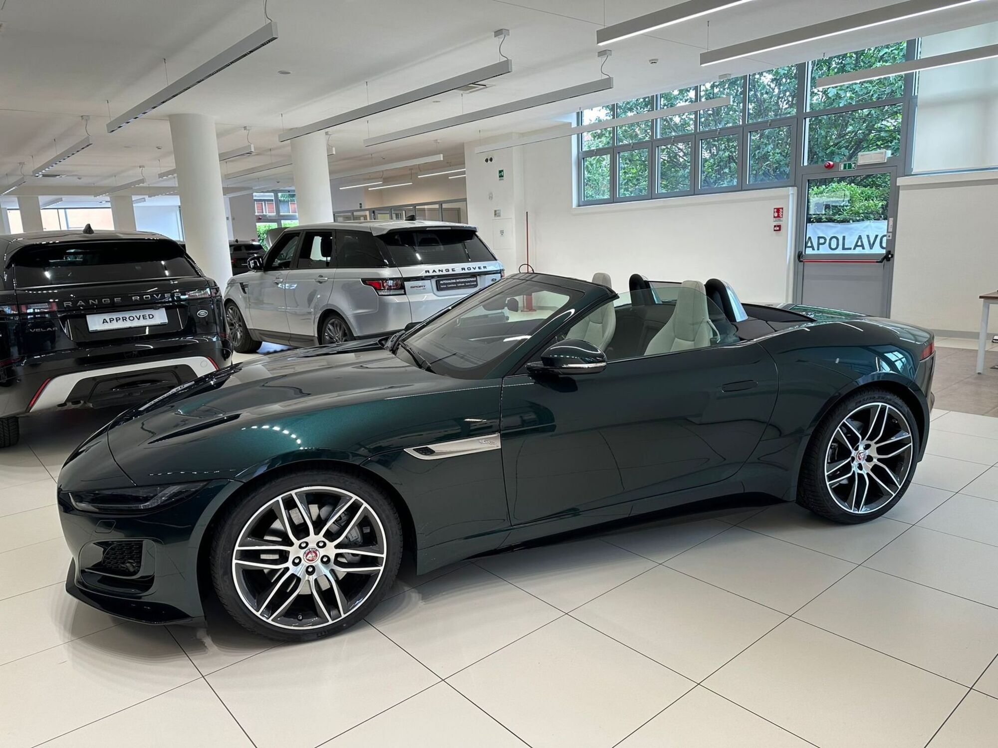 Jaguar F-Type Cabrio 2.0 aut. Convertibile R-Dynamic  del 2023 usata a Castellanza