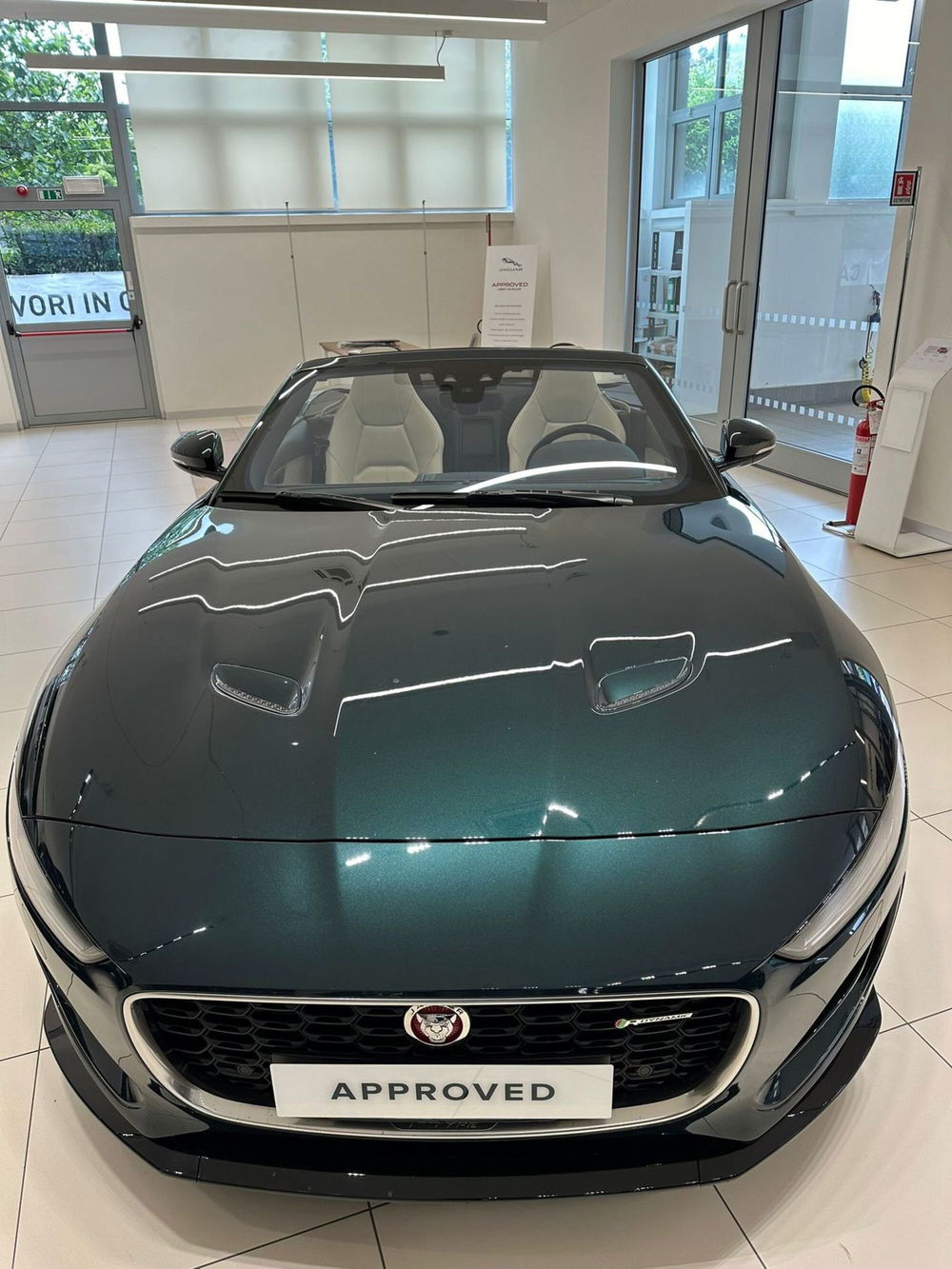 Jaguar F-Type Cabrio usata a Varese (18)