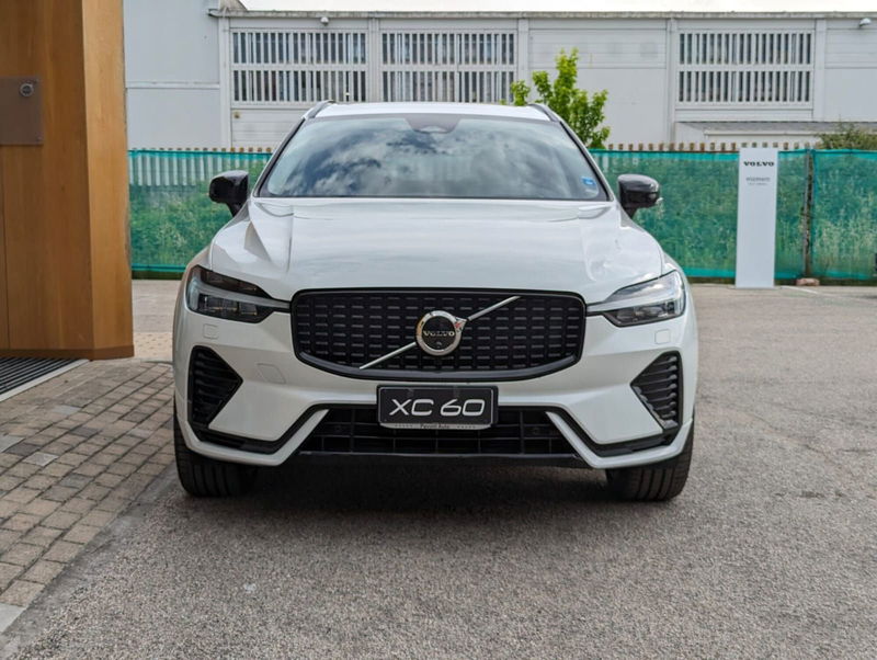 Volvo XC60 T6 Recharge AWD Plug-in Hybrid automatico Plus Bright nuova a Pescara