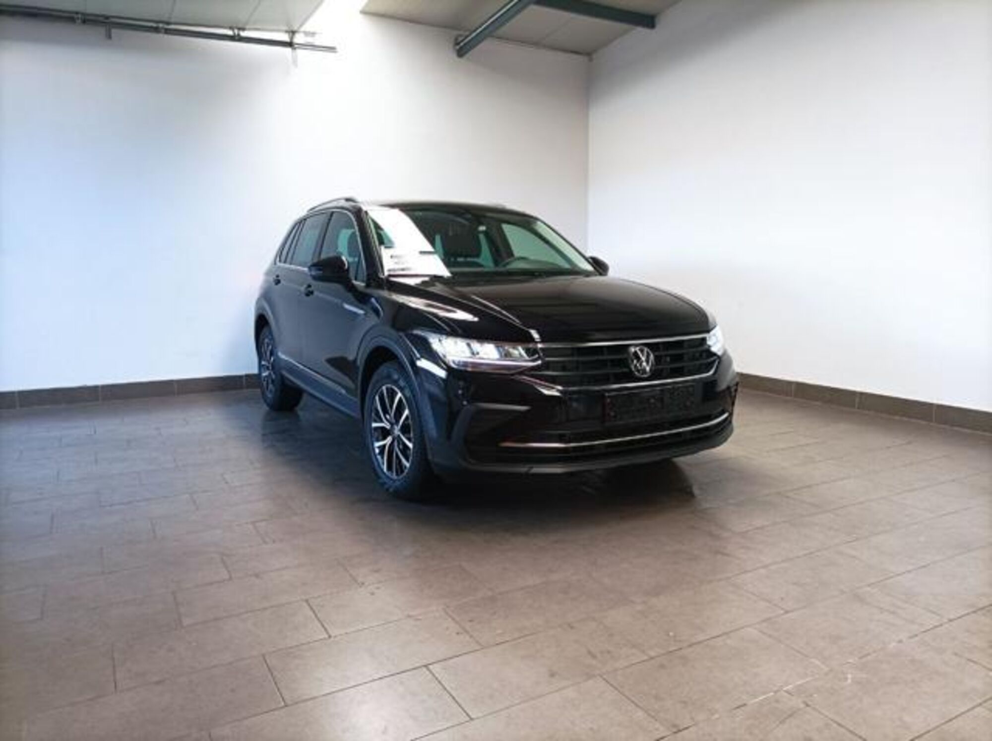 Volkswagen Tiguan 2.0 TDI 150 CV SCR DSG 4MOTION Life del 2023 usata a Magenta