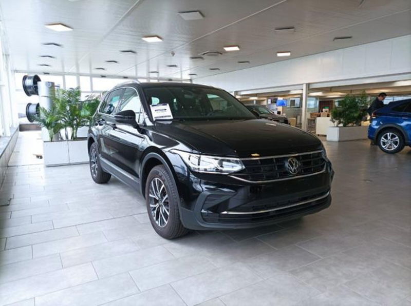 Volkswagen Tiguan 1.5 TSI 150 CV DSG ACT R-Line del 2023 usata a Magenta