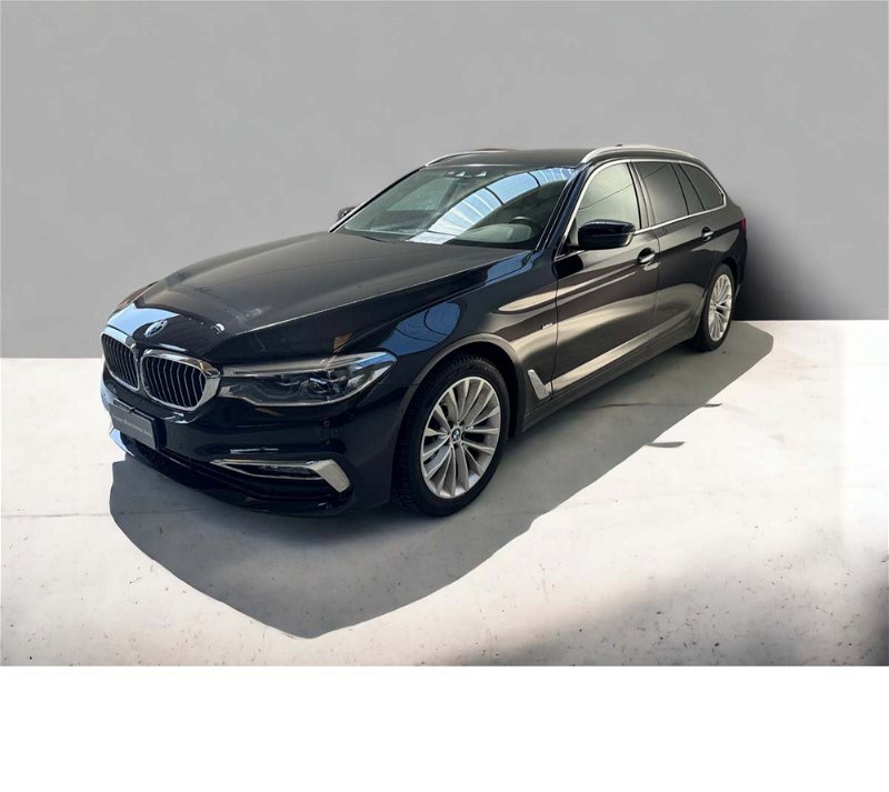 BMW Serie 5 Touring 520d  Luxury  del 2019 usata a Cremona