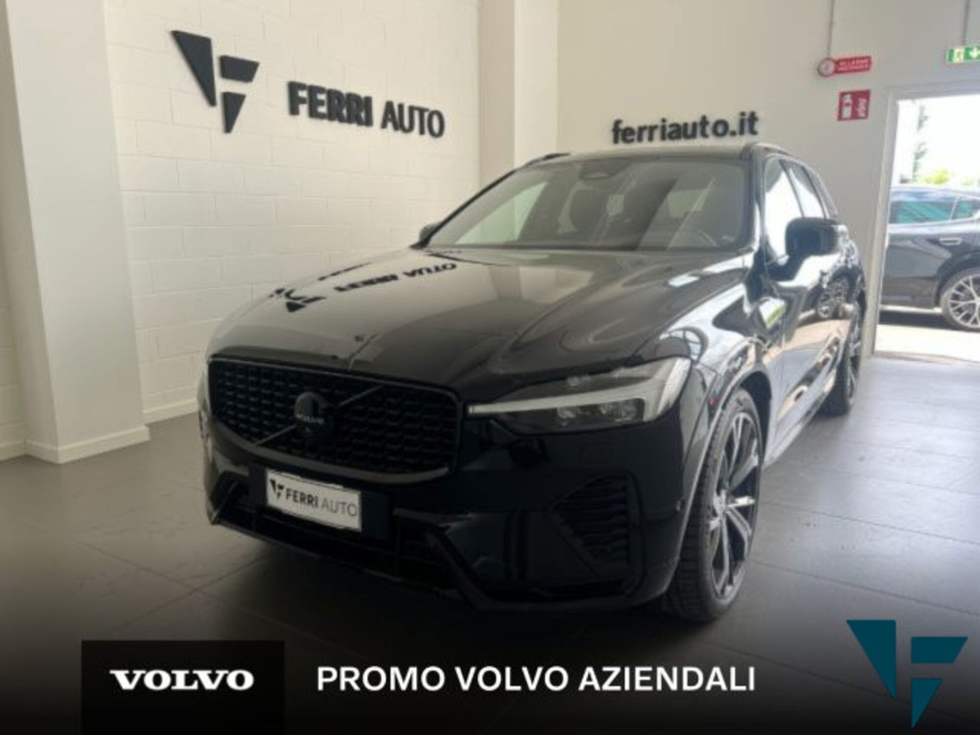 Volvo XC60 2.0 t6 phev Ultra Black Edition awd auto nuova a Tavagnacco