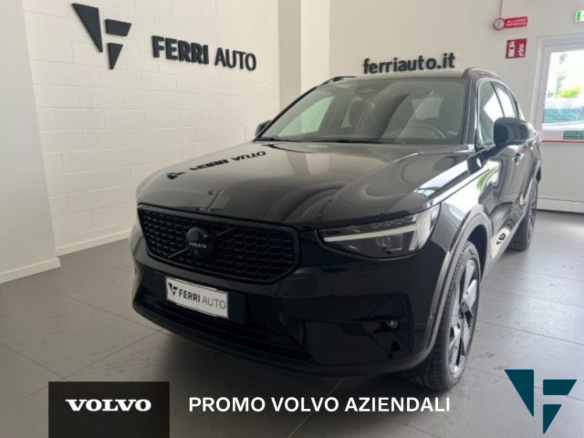 Volvo XC40 2.0 b3 Ultra Black Edition auto nuova a Tavagnacco