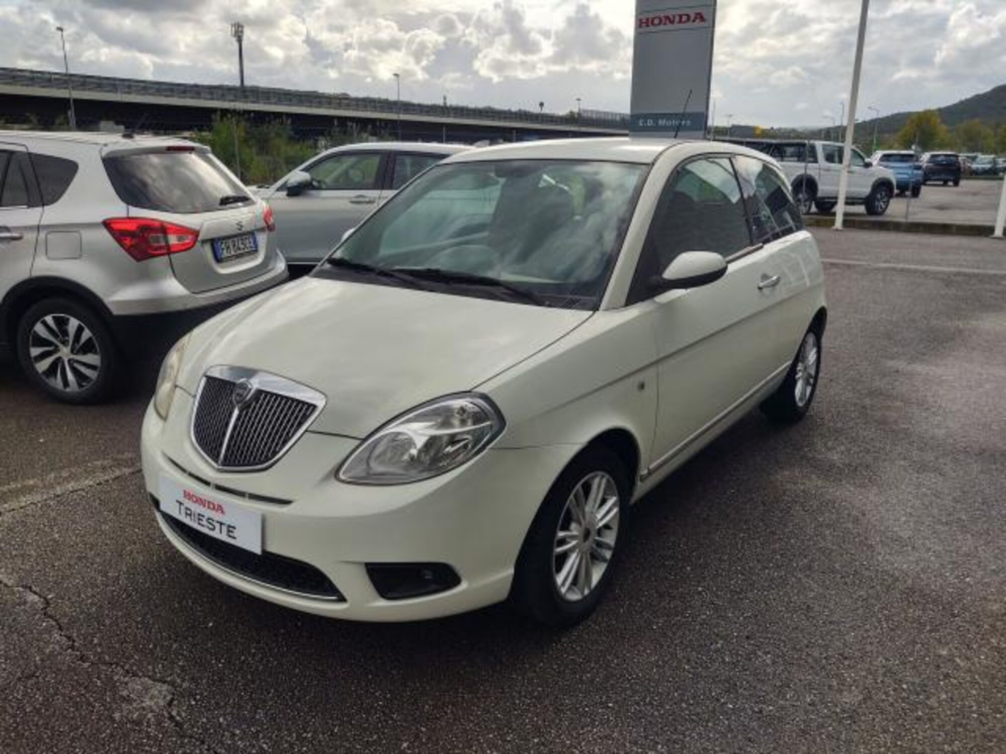 Lancia Ypsilon 1.4 Platino Ecochic GPL del 2009 usata a Muggia