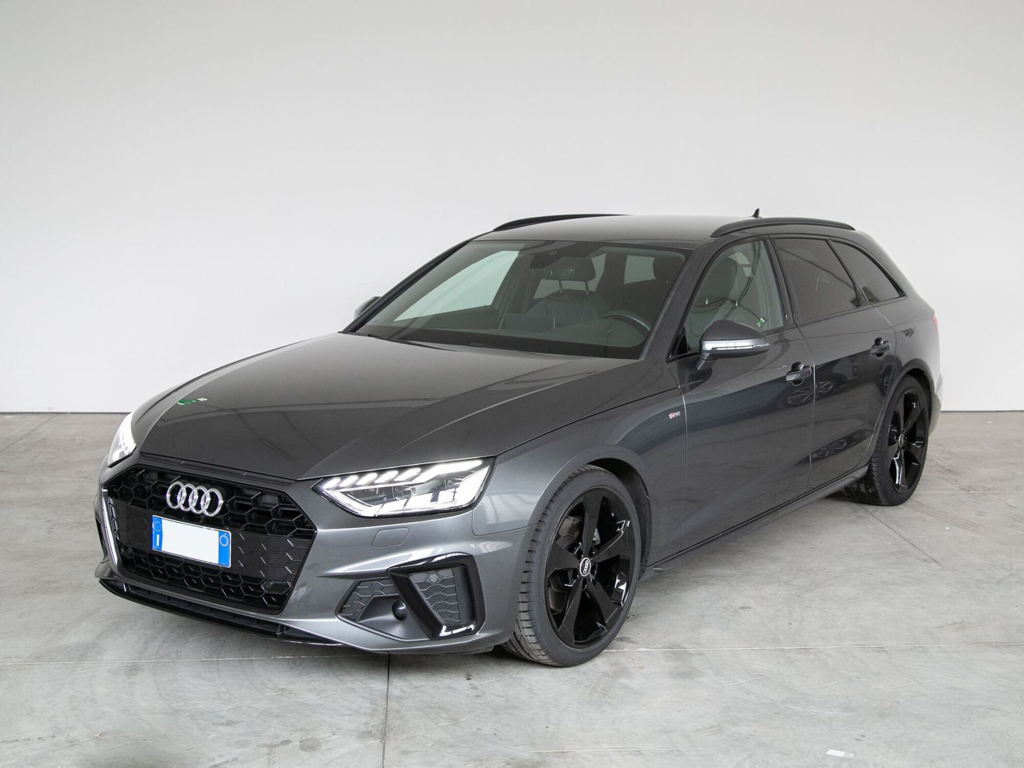 Audi A4 Avant 35 TDI/163 CV S tronic S line edition  del 2022 usata a Catania